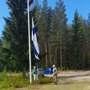 Lipun nostivat Hiiram Berghjelm ja Jouni Veijalainen