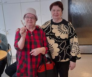 Puheenjohtaja Ulla Mönkäre ojensi Lealle yhdistyksen kynän kiitokseksi