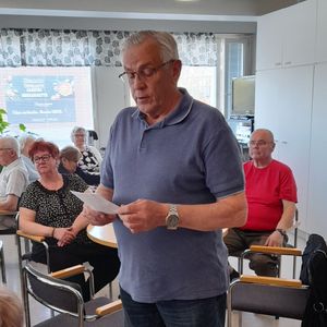 Jorma Savolainen lausui Timo Saarisen runon Elämän nuotiolla.